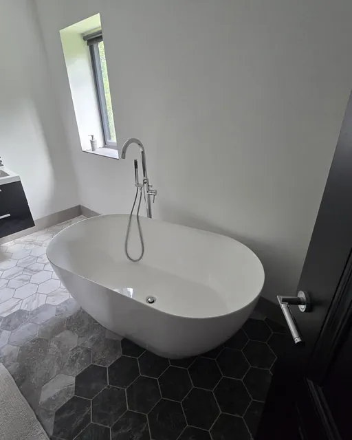 Freestanding bath with hexagon floor tiles